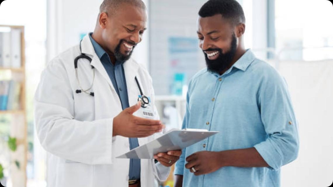 Un médecin et son patient consultent ensemble un dossier de prise en charge